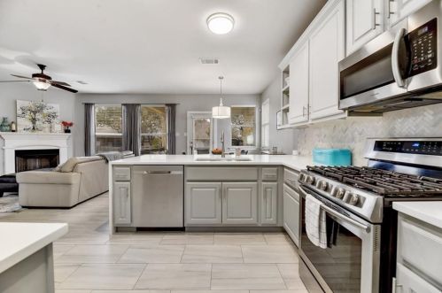 8200 Alophia Dr, Austin TX  78739-1998 exterior