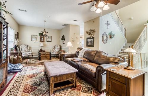 2210 Meadowstone Dr, Carrollton, TX 75006-2642