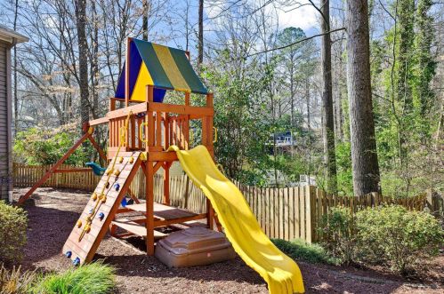 390 Forest Valley Ct, Atlanta GA  30342-2353 exterior
