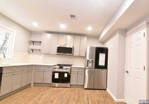 18 Clinton St, Fredon, NJ 07860-1404