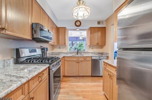 5 Bond St, Bridgewater, NJ 08807-2456