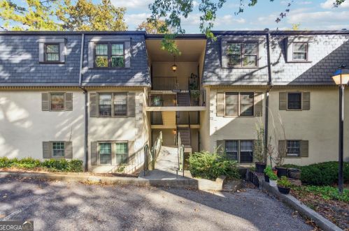 74 Montre Sq, Atlanta GA  30327-4044 exterior