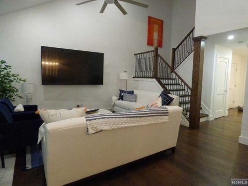 19 Romopock Ct, Mahwah, NJ 07430-2235