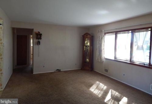 4 Stoneham Rd, Trenton NJ 08638-2745 exterior