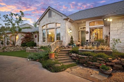 1000 Barton Creek Dr, Mount Sharp, TX 78620-3738