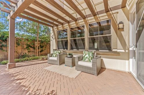 78 Rembrandt, Irvine CA  92620-7314 exterior