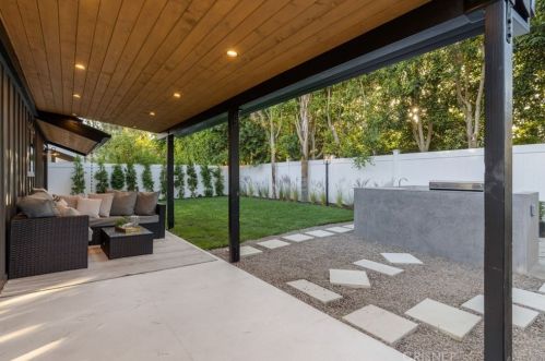5243 Fulton Ave, Van Nuys CA  91401-5906 exterior