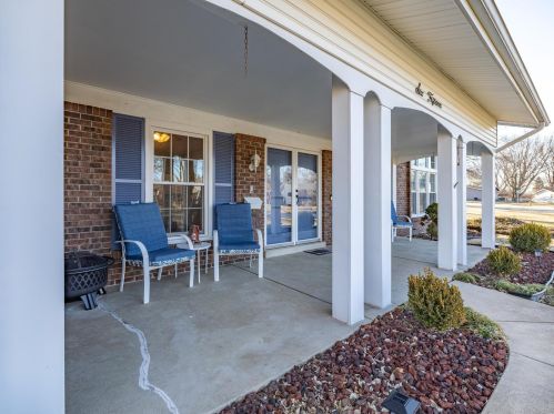 615 Coach House Dr, Hazelwood, MO 63042-3422