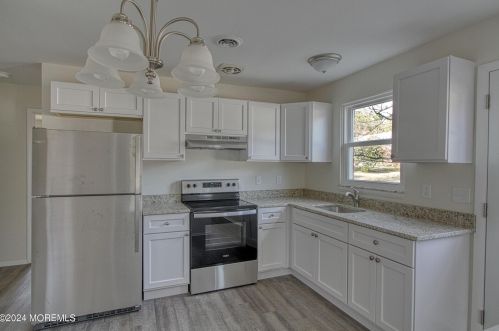 1 Lafayette Dr, Lakehurst, NJ 08759-1642