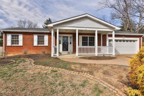 121 Parkside Acres Dr, Fenton, MO 63026-2820