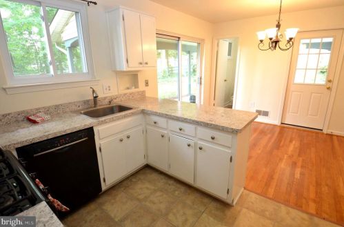 8715 Kenilworth Dr, Springfield VA  22151-1101 exterior