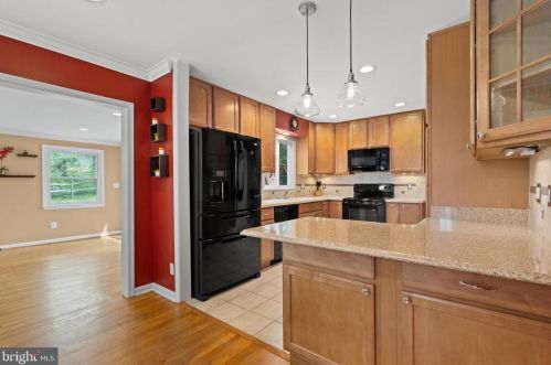 5637 Fort Corloran Dr, Springfield VA  22015-2114 exterior