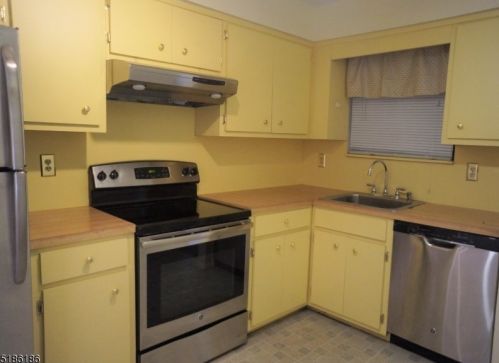 7 South Ct, Clinton, NJ 08809-1138