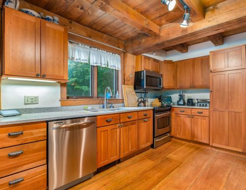 42 Watson St, Dover, NH 03820-4270