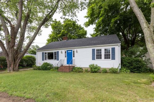5 Colonial Rd, Kittery, ME 03904-1105