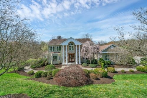 38 Beacon Hill Dr, Chester, NJ 07930-3014