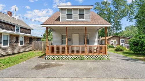 104 Uncas St, Warwick, RI 02889-9725