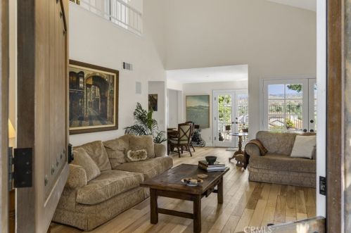 814 Links Vw Dr, Simi Valley CA 93065-6654 exterior