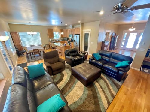658 Mountain Ridge Rd, Peninsula Village, CA 96137-9549