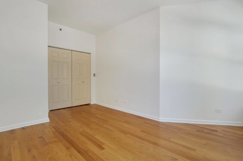 405 Oakwood Blvd, Chicago, IL 60653-2303