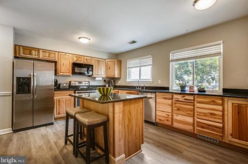 1576 Goldenrain Ct, Herndon VA  20190-4037 exterior