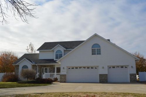 1510 Pinewood Ln, Aberdeen, SD 57401-1690