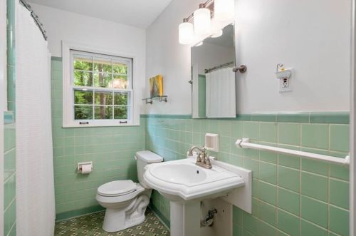 438 Hilderbrand Dr, Atlanta GA  30328-4124 exterior