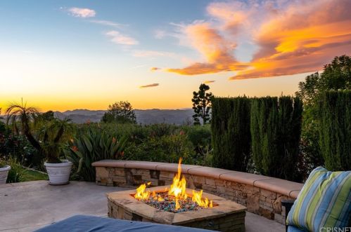 22611 Federalist Rd, Calabasas, CA 91302-4807