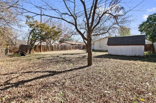 5204 Creekline Dr, Austin TX  78745-2227 exterior