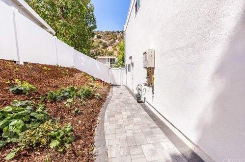 17084 Escalon Dr, Van Nuys CA  91436-3838 exterior