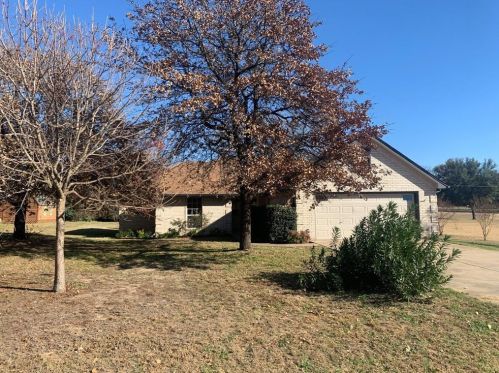 800 Vickie Dr, Azle, TX 76020-2352