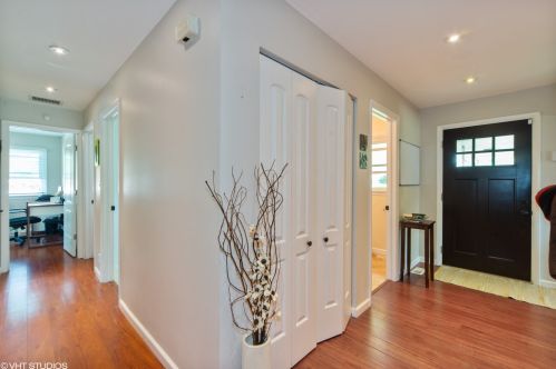 8 Lincoln Ave, Addison, IL 60101-3538