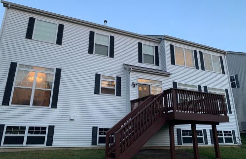 321 English Oak Ln, Streamwood, IL 60107-3393