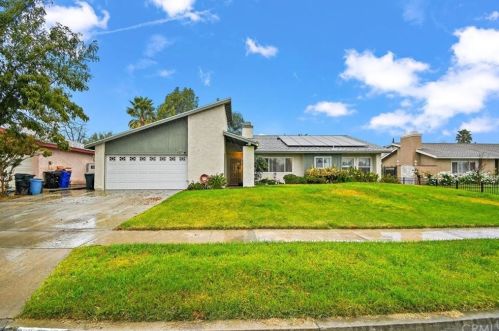 946 Woodcrest St, Bloomington, CA 92316-1534