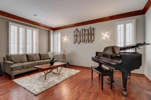 670 Leslie Ct, Carol Stream, IL 60188-4200