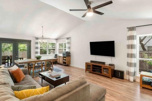 6604 Blarwood Dr, Austin TX  78745-4830 exterior