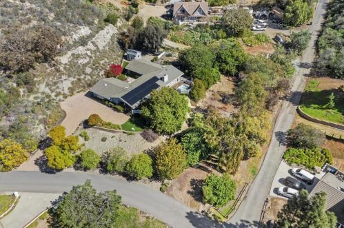 410 Hardell Ln, Vista, CA 92084-6619