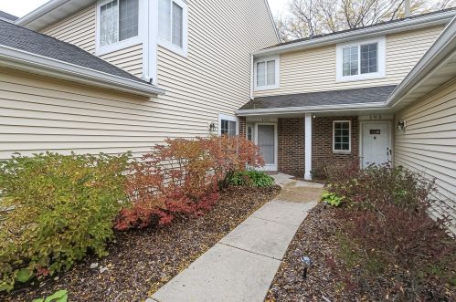 195 Brittany Dr, Streamwood, IL 60107-1390