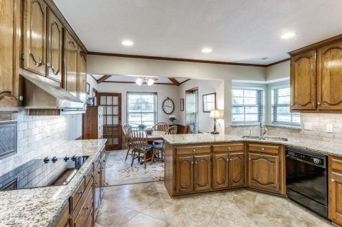 2101 Nob Hl, Carrollton TX 75006-2822 exterior