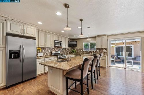 3144 Santa Paula Dr, Concord CA  94518-2821 exterior