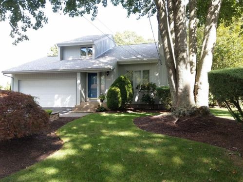 26 Cedar Bay Dr, Warwick, RI 02888-5502