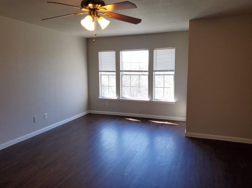 470 Whispering Holw Dr, Uhland TX 78640-4662 exterior