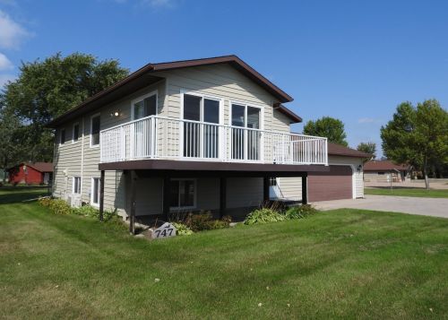 747 Lake Shore Dr, Battle Lake, MN 56515-4044