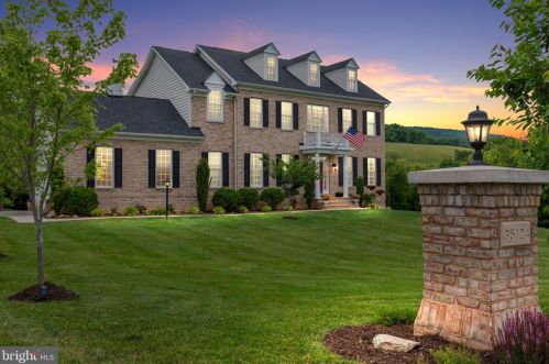 35124 Greyfriar Dr, Round Hill, VA 20141-2396