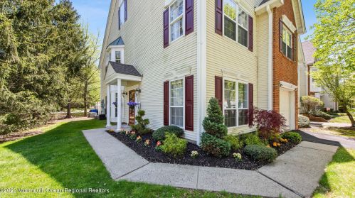 11 Stagecoach Dr, Holmdel Village, NJ 07733-2713