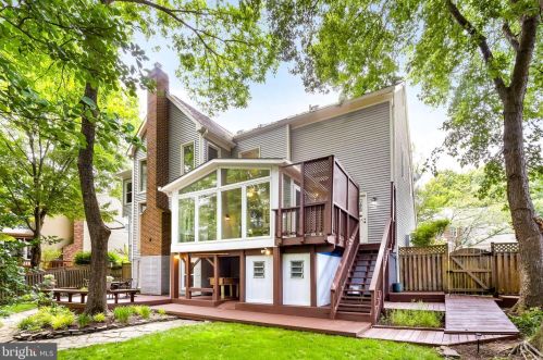 8006 Middlewood Pl, Springfield VA  22153-1928 exterior