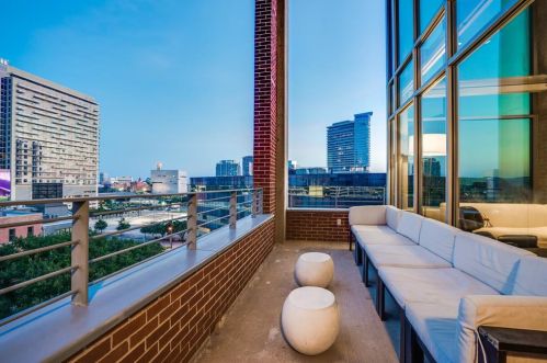 2011 Cedar Springs Rd, Dallas TX  75201-1808 exterior