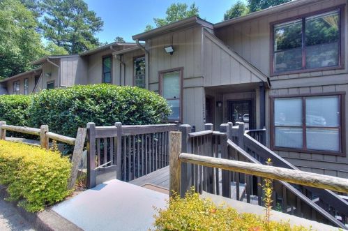 2208 Cumberland Ct, Smyrna GA  30080-8666 exterior