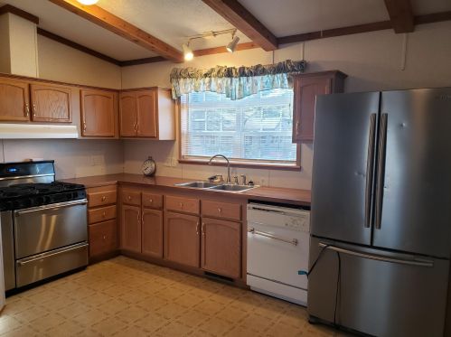 20 Leisure Ln, Belmont, NH 03220-4006