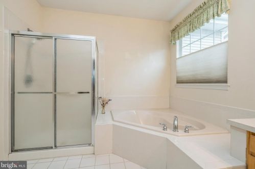 39 Mockingbird Dr, Trenton NJ  08690-3565 exterior